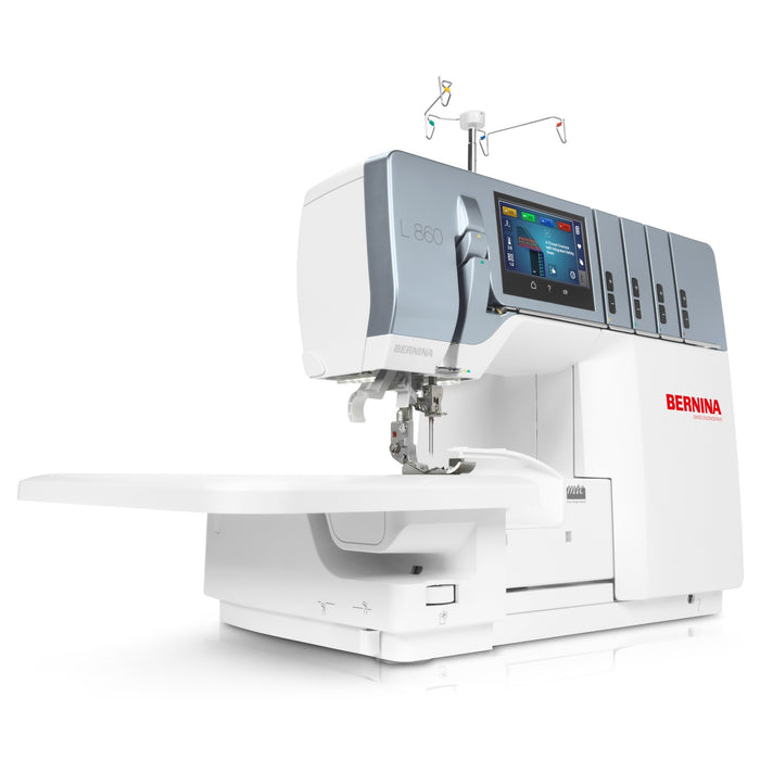 Bernina Overlock mit Anschiebetisch im Seitenprofil